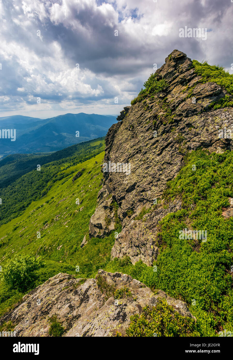 riesige Felsbrocken am Rand eines Hügels. schöne Talblick von oben Stockfoto