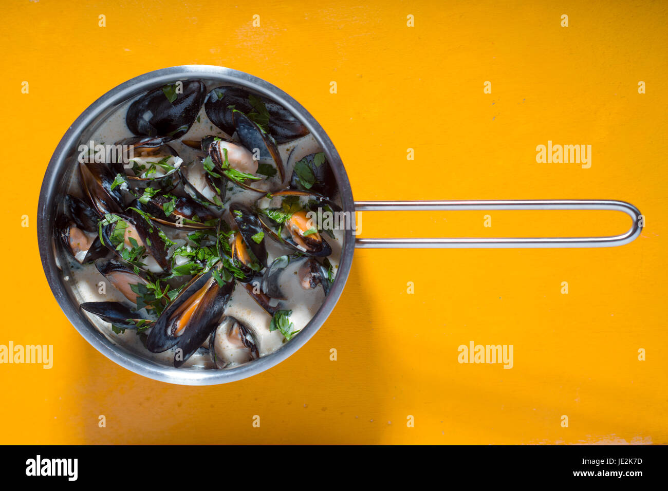 Muscheln in Roquefort-sauce auf dem gelben Hintergrund horizontale Stockfoto
