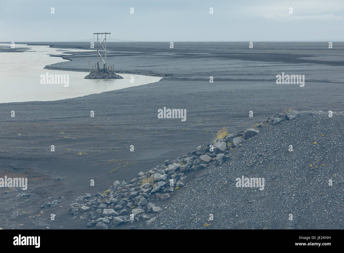 Island-Landschaft: schwarze vulkanische Asche Feld und Fluss an bewölkten Tag. Getönten Bild Stockfoto