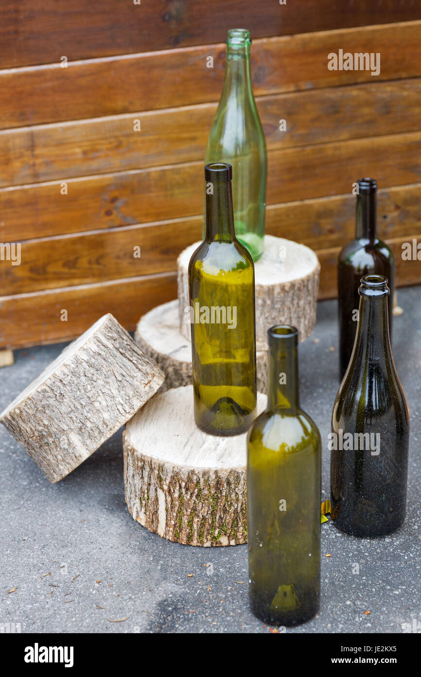 Abstrakte Komposition mit leeren Weinflaschen outdoor closeup Stockfoto