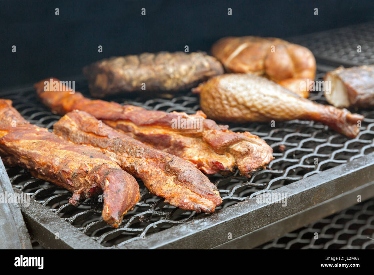 Geräuchertem Türkei Beine und Chicken Wings Closeup im Freien in der Räucherei, Speiselokal Stockfoto