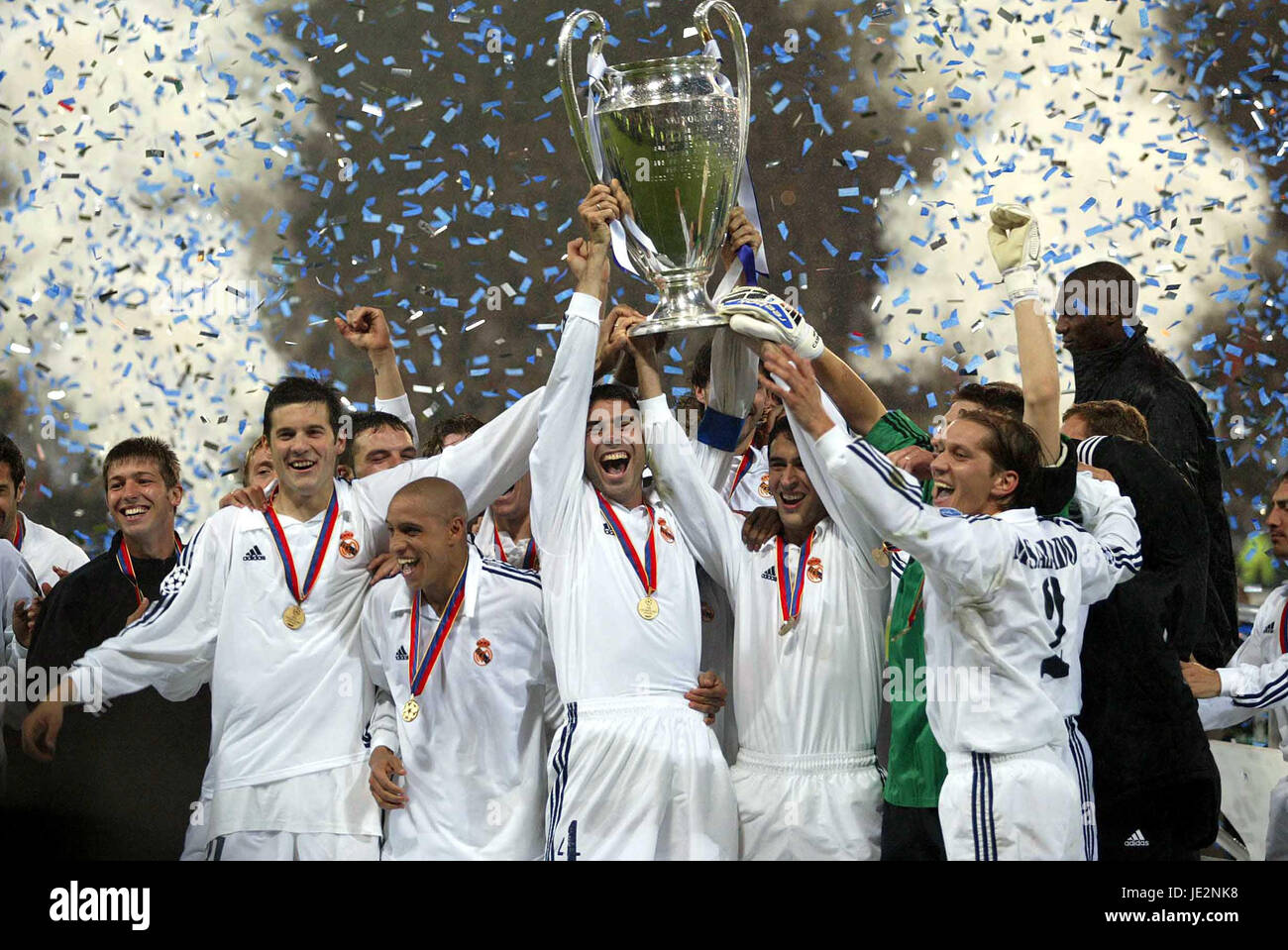 Real Madrid Gewinner Der Champions League Hampden Park Glasgow 15 Mai 2002 Stockfotografie Alamy