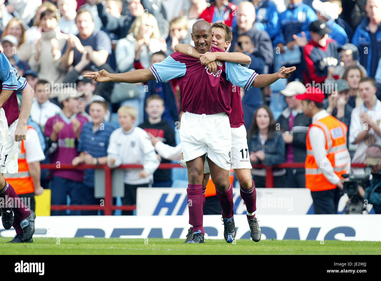 DION DUBLIN feiert ASTON VILLA V EVERTON FC VILLENPARK BIRMINGHAM 22. September 2002 Stockfoto