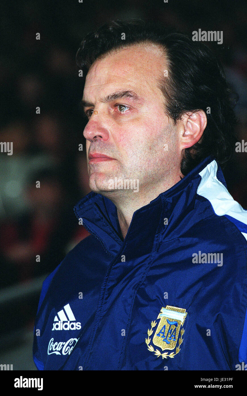 MARCELO BIELSA Argentinien FUßBALLTRAINER MILLENNIUM STADIUM CARDIFF WALES 13. Februar 2002 Stockfoto