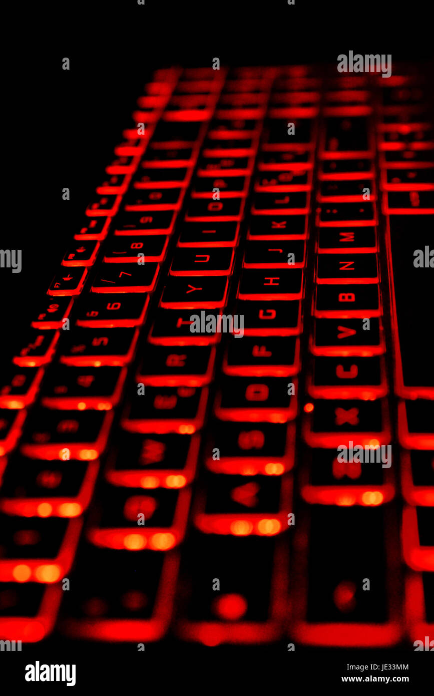 rote Tastatur in einem schwarzen Hintergrund Stockfoto