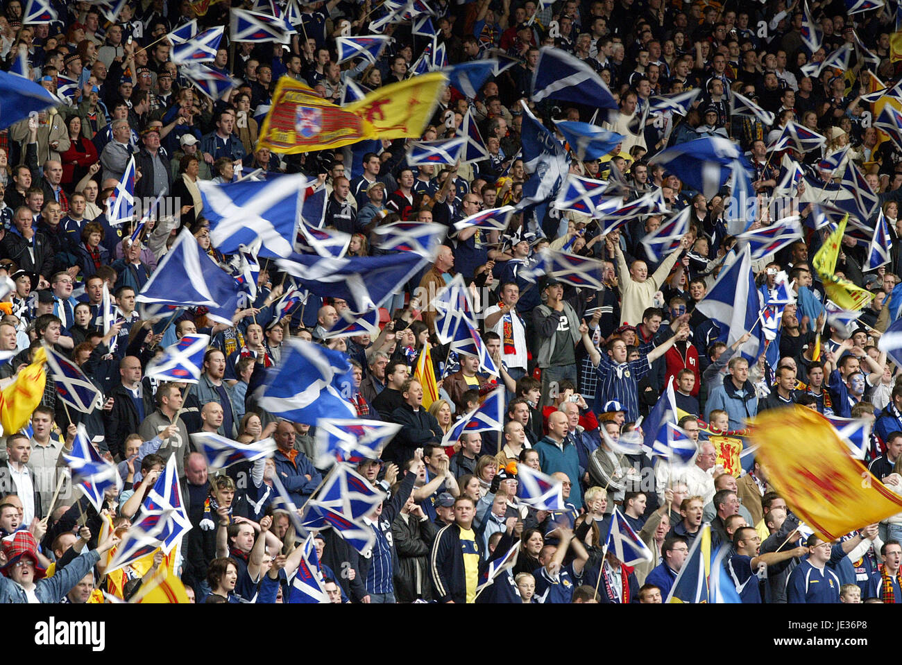 SCHOTTISCHE Fußball-FANS schottische FANS im HAMPDEN PARK HAMPDEN PARK, GLASGOW Schottland 11. Oktober 2003 Stockfoto