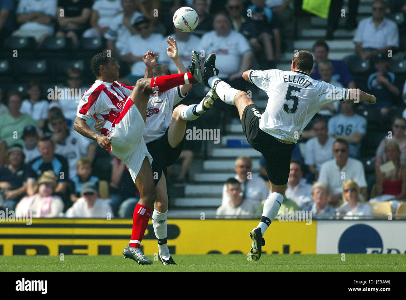 STEVE ELLIOTT & CARL ASABA DERBY COUNTY V STOKE CITY PRIDE PARK DERBY ENGLAND 9. August 2003 Stockfoto