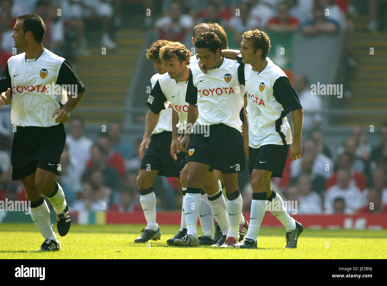 VICENTE RODRIGUEZ & TEAM MATES LIVERPOOL V VALENCIA Anfield Road LIVERPOOL ENGLAND 9. August 2003 Stockfoto