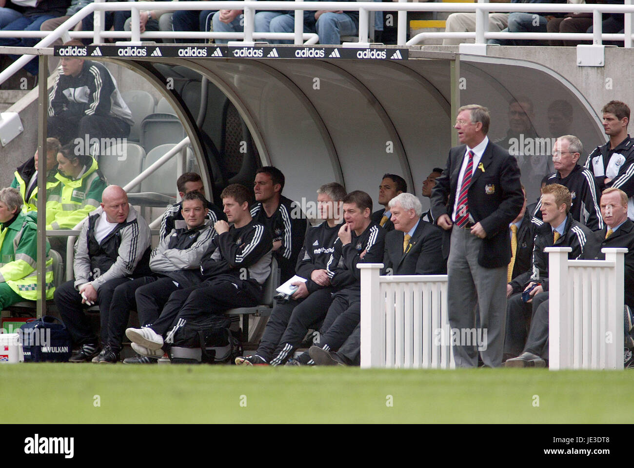 FERGUSON & NEWCASTLE Sitzbank MANCHESTER UNITED FC St. JAMES PARK NEWCASTLE 12. April 2003 Stockfoto