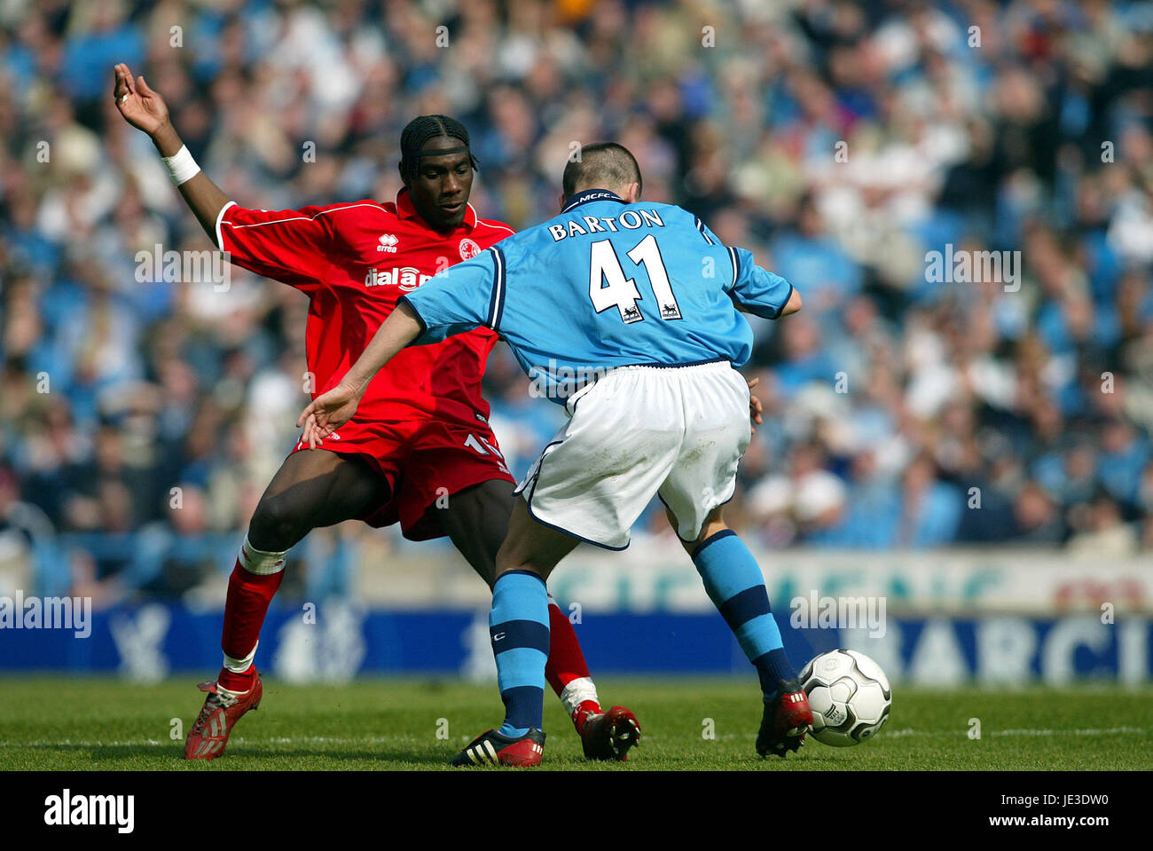 JOSEPH DESIRE JOB & JOE BARTON Manchester CITY V MIDDLESBROUGH MAINE ROAD MANCHESTER ENGLAND 12. April 2003 Stockfoto