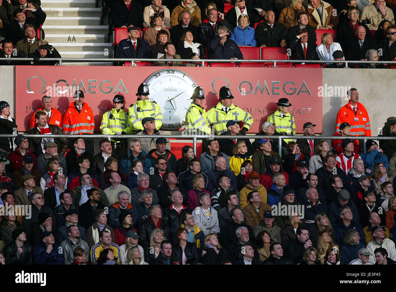 Masse & Polizei WATCH Spiel SOUTHAMPTON V Wölfe ST. MARYS Stadion SOUTHAMPTON ENGLAND 9. März 2003 Stockfoto