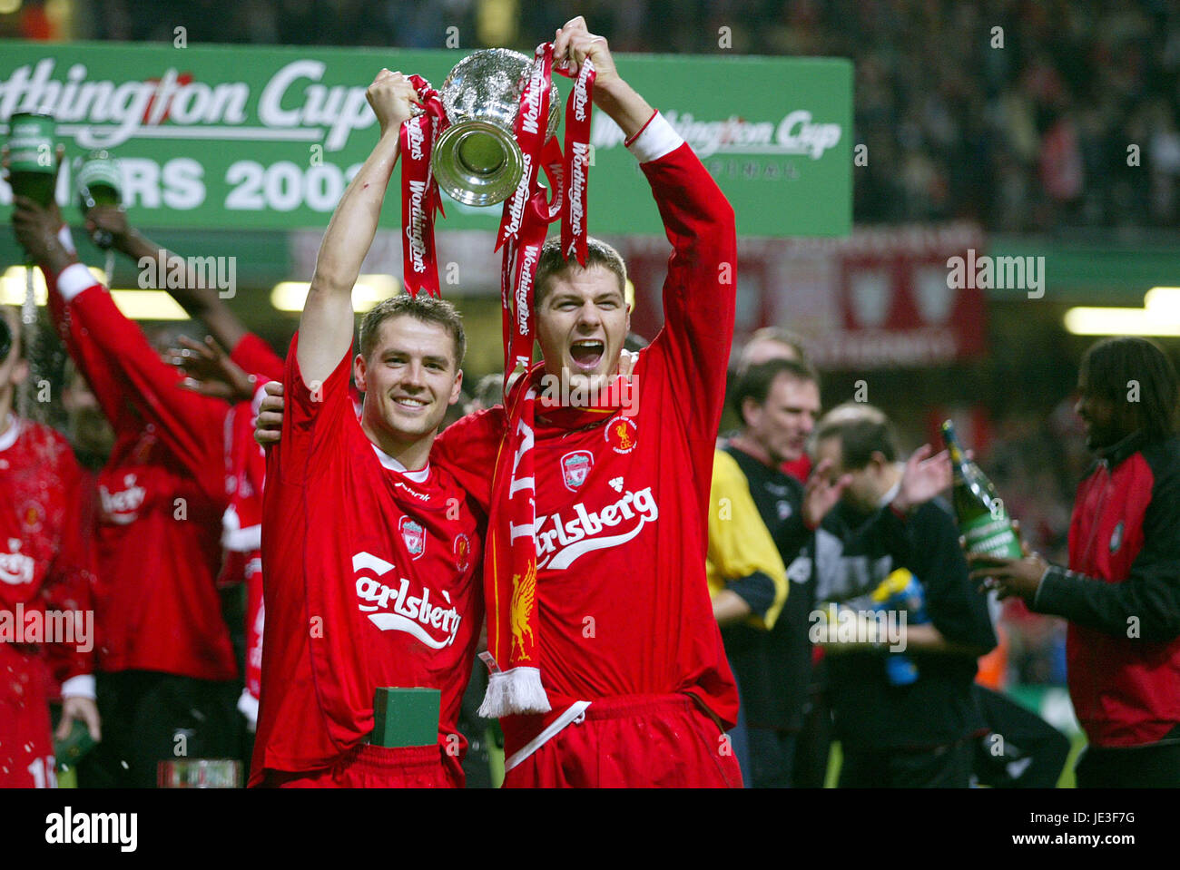 MICHAEL OWEN & STEVEN GERRARD WORTHINGTON CUP Gewinner 2003 MILLENNIUM Stadion CARDIFF WALES 02 März 2003 Stockfoto