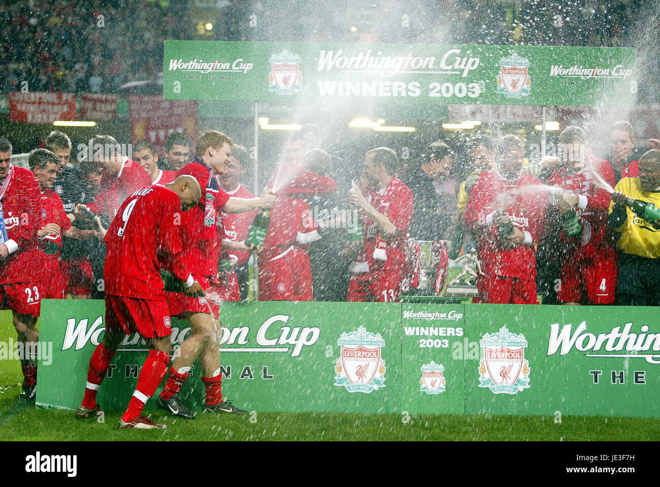 LIVERPOOL-Spieler feiern WORTHINGTON CUP Gewinner 2003 MILLENNIUM Stadion CARDIFF WALES 02 März 2003 Stockfoto