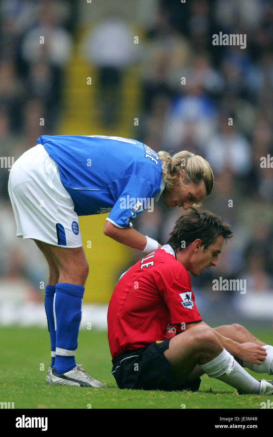 ROBBIE SAVAGE & GARY NEVILLE BIRMINGHAM CITY V MANCHESTER U ST ANDREWS BIRMINGHAM ENGLAND 16. Oktober 2004 Stockfoto