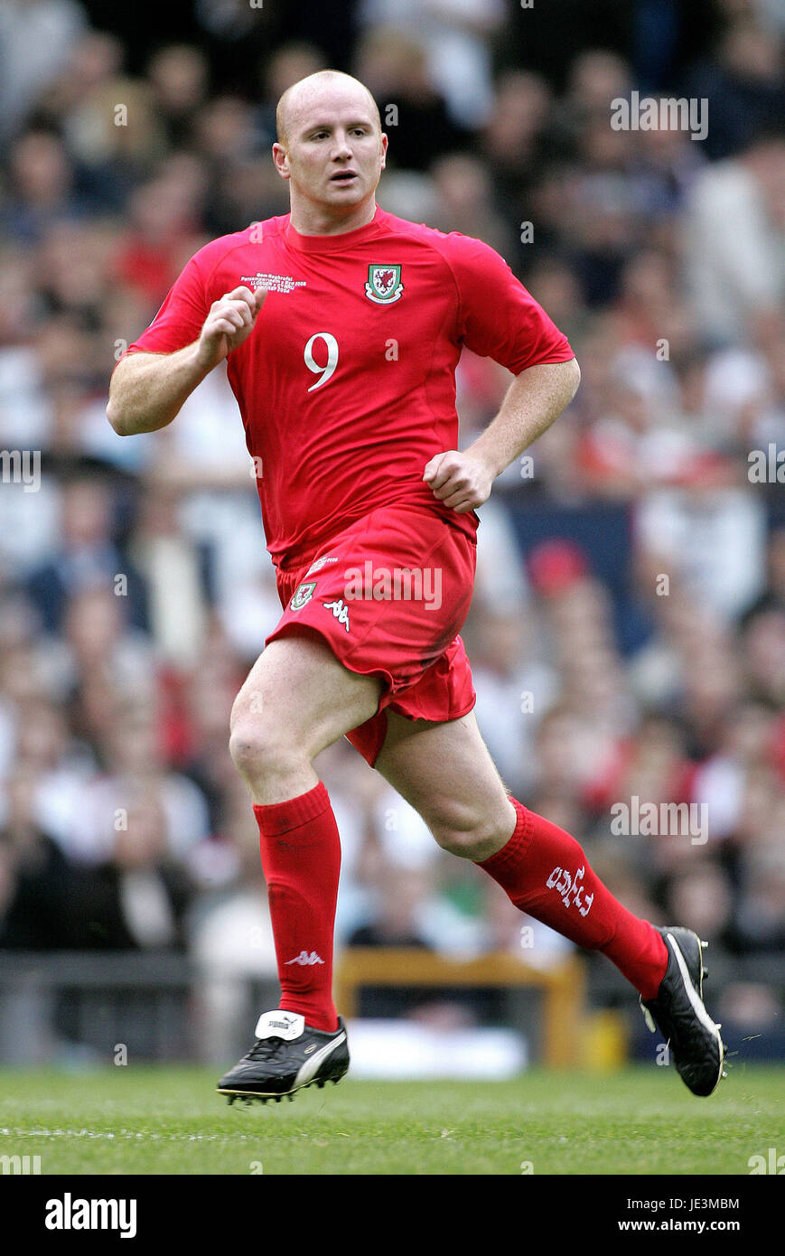 JOHN HARTSON WALES & CELTIC FC OLD TRAFFORD MANCHESTER ENGLAND 9. Oktober 2004 Stockfoto