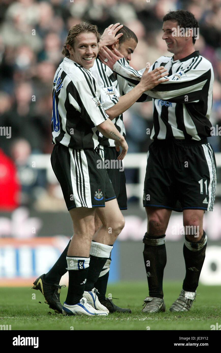 C BELLAMY K DYER & GARY SPEED NEWCASTLE V EVERTON ST JAMES PARK NEWCASTLE ENGLAND 3. April 2004 Stockfoto