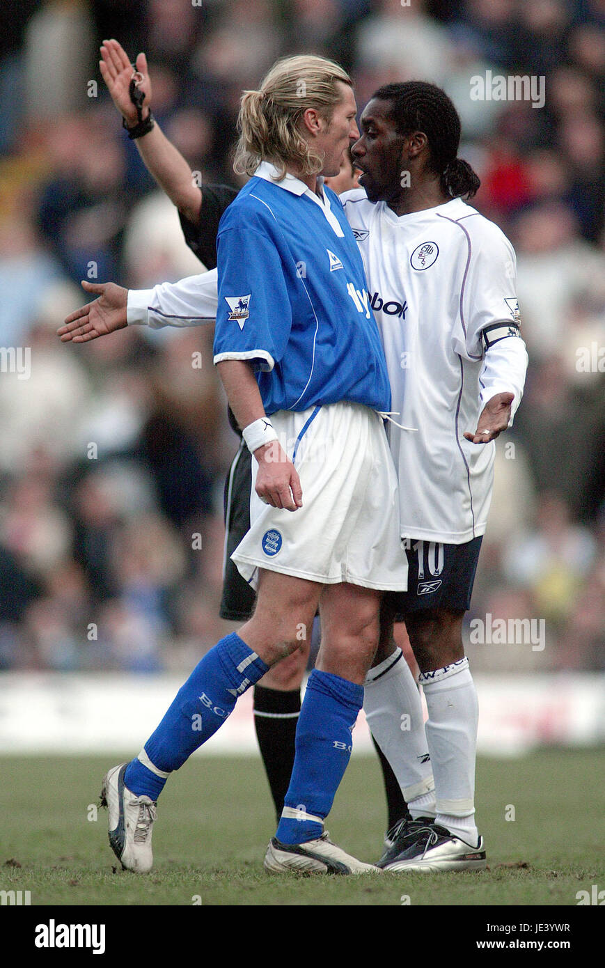 JAY JAY OKOCHA & ROBBIE SAVAGE BIRMINGHAM CITY V BOLTON W ST ANDREWS BIRMINGHAM ENGLAND 6. März 2004 Stockfoto