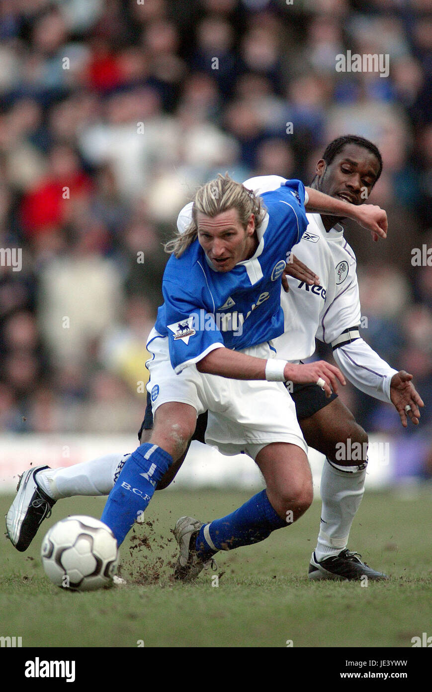JAY JAY OKOCHA & ROBBIE SAVAGE BIRMINGHAM CITY V BOLTON W ST ANDREWS BIRMINGHAM ENGLAND 6. März 2004 Stockfoto