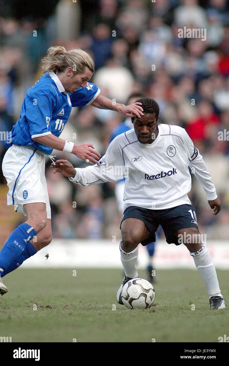 JAY JAY OKOCHA & ROBBIE SAVAGE BIRMINGHAM CITY V BOLTON W ST ANDREWS BIRMINGHAM ENGLAND 6. März 2004 Stockfoto