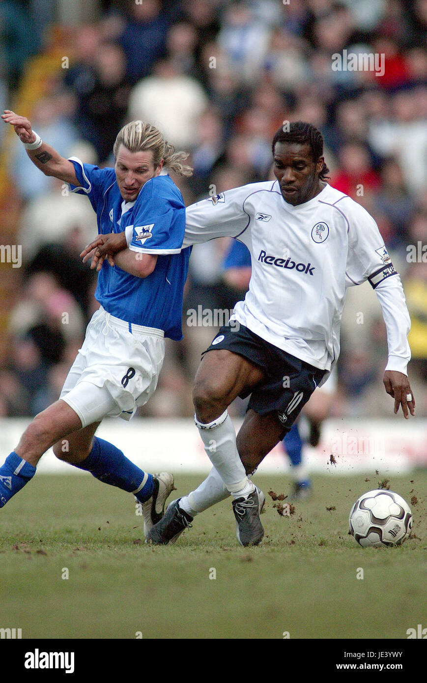 JAY JAY OKOCHA & ROBBIE SAVAGE BIRMINGHAM CITY V BOLTON W ST ANDREWS BIRMINGHAM ENGLAND 6. März 2004 Stockfoto