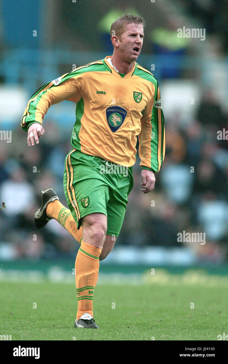 IWAN ROBERTS NORWICH CITY FC HIGHFIELD ROAD COVENTRY ENGLAND 14. Februar 2004 Stockfoto