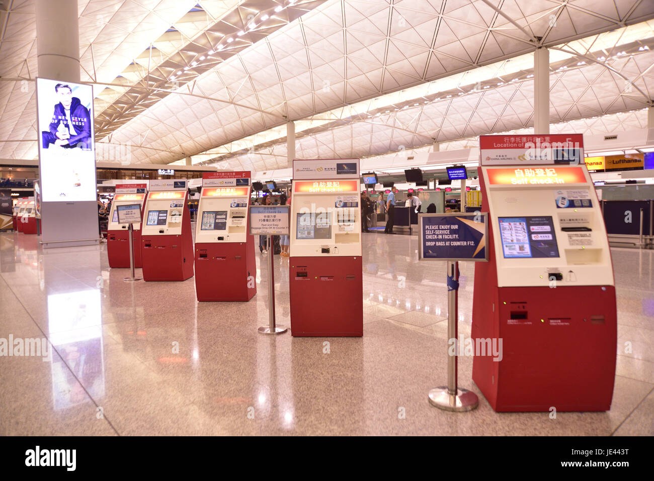 Array von Self Check-in Automaten befindet sich in der Abflughalle, Hong Kong International Airport Stockfoto