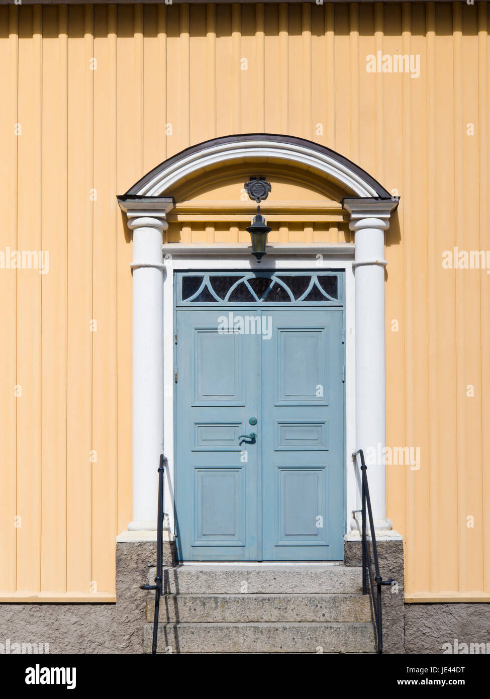 Die kleine Stadt Fjallbacka an der Westküste von Schweden, ein Urlaubsziel, Nahaufnahme von Fassade und Eingang mit gefälschten Spalten Stockfoto