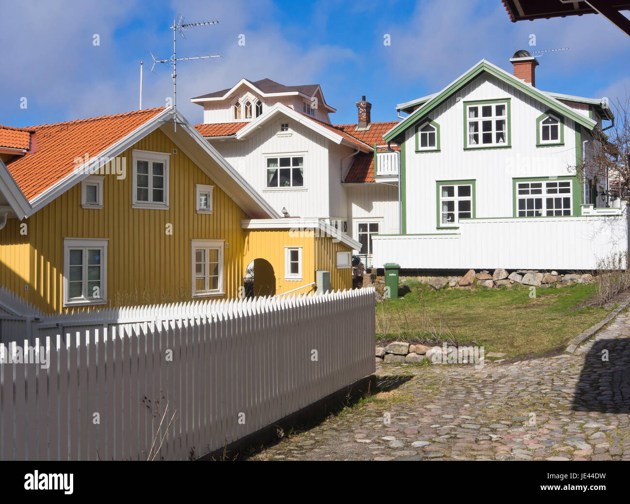 Die kleine Stadt von Fjällbacka an der Westküste von Schweden, ein Urlaubsziel, traditionellen Schindeln Villen Stockfoto