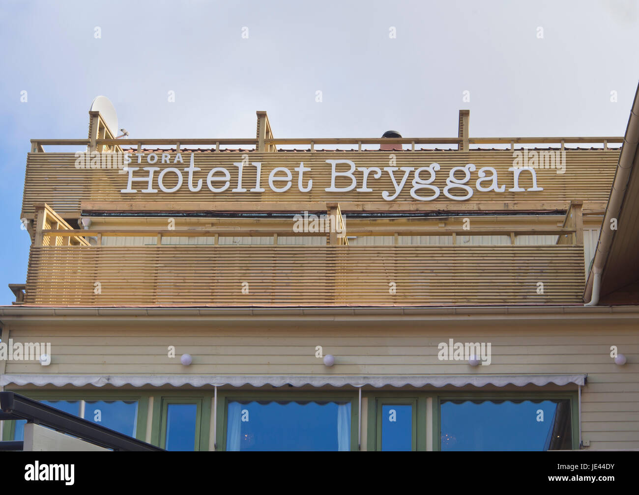 Die kleine Stadt Fjallbacka an der Westküste von Schweden, ein Reiseziel, Hotel Bryggan, Unterkunft für Reisende mit Terrasse mit Meerblick Stockfoto