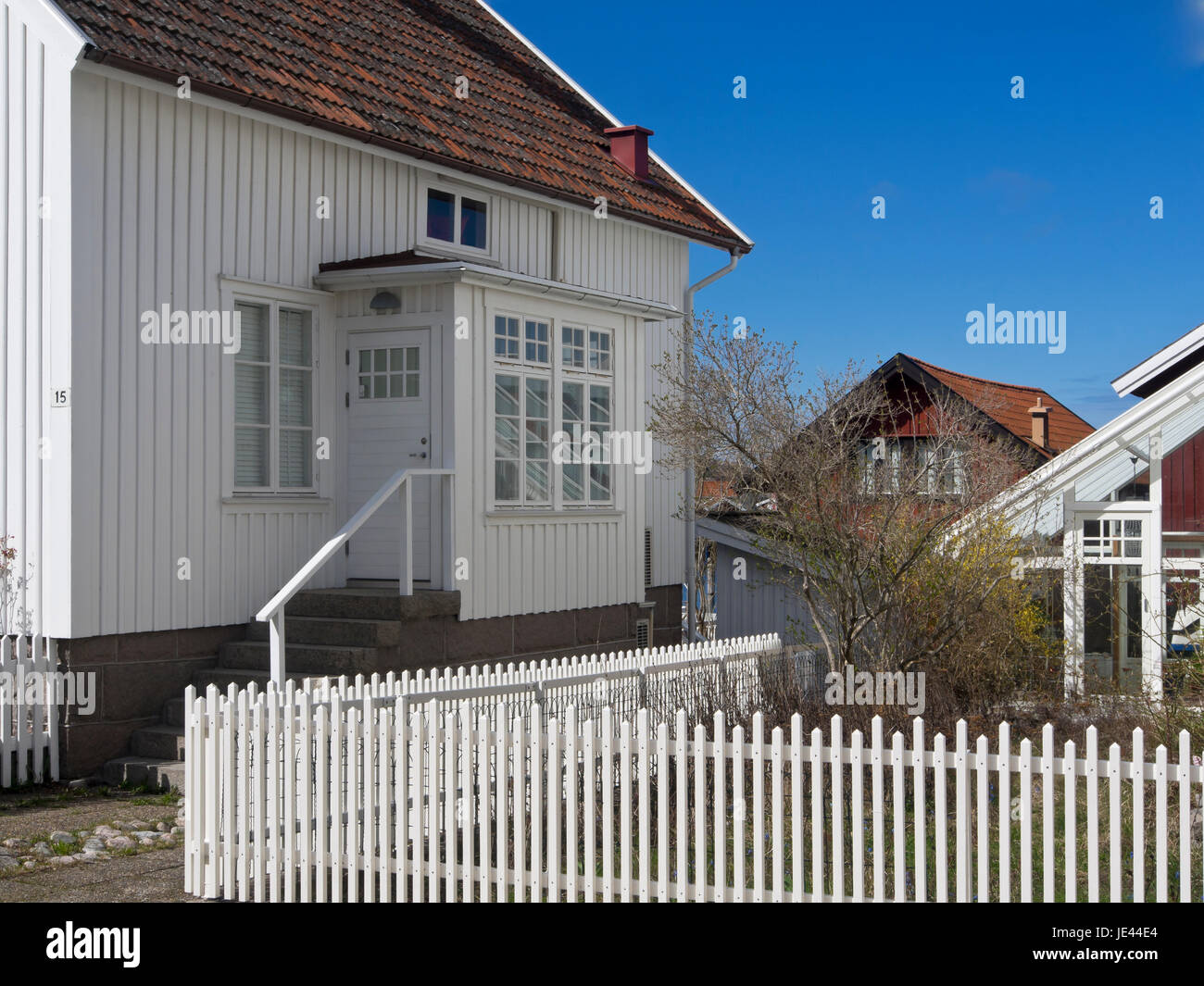Die kleine Stadt von Fjällbacka an der Westküste von Schweden, ein Urlaubsziel, traditionellen Schindeln Villen Stockfoto