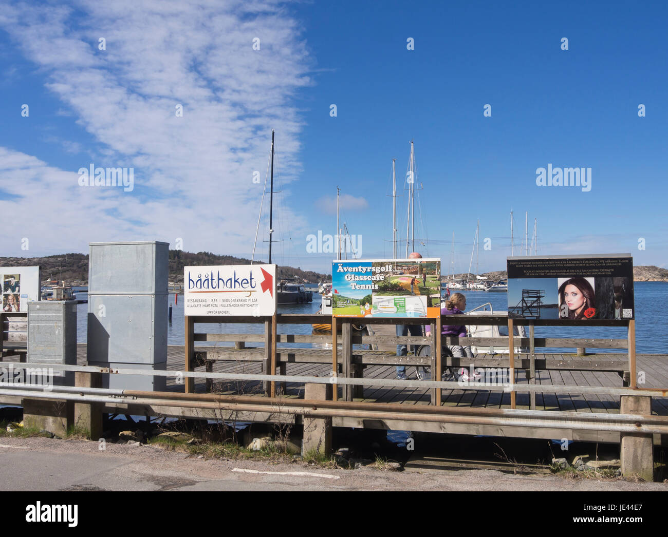 Die kleine Stadt Fjallbacka an der Westküste von Schweden, Reklameanzeigebrett für Touren auf den Spuren der fiktive Detektiv Erika Falck Stockfoto