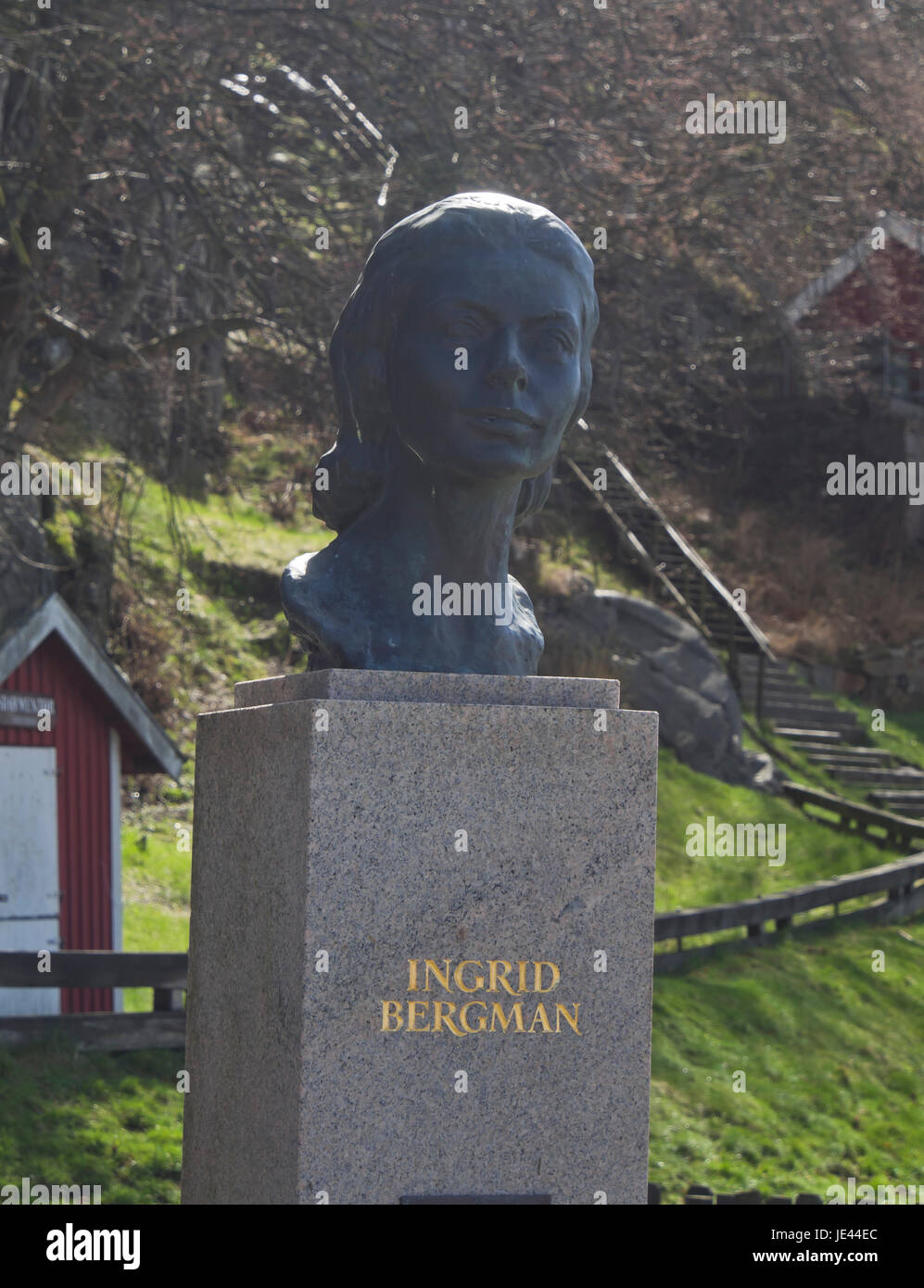 Die kleine Stadt Fjallbacka an der Westküste von Schweden, ein Urlaubsziel auch für die berühmte Schauspielerin Ingrid Bergman, Bronze-Büste auf einem Platz Stockfoto