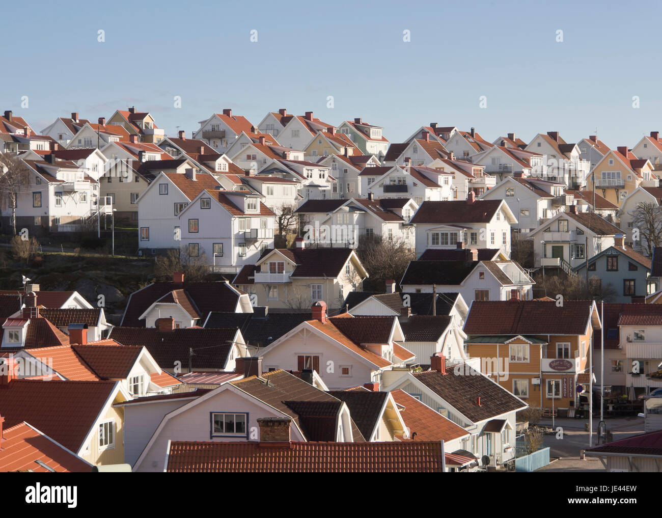 Die Kleinstadt Kungshamn an der Westküste von Schweden, einem malerischen Urlaubsort, Panorama Blick über die Dächer Stockfoto