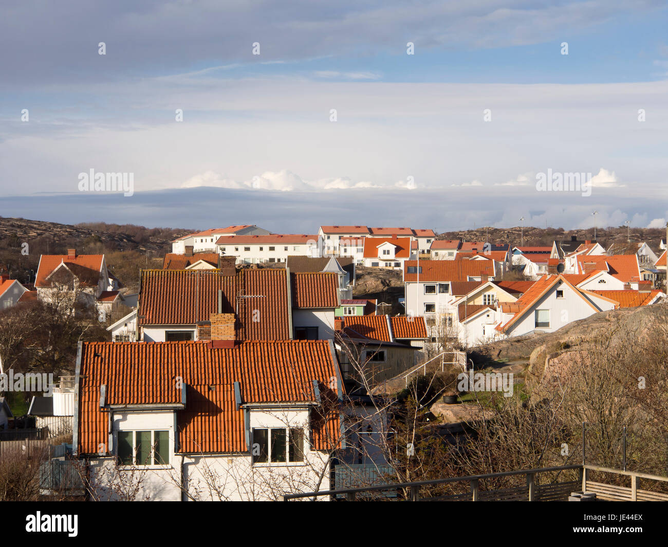 Die kleine Stadt Kungshamn an der Westküste von Schweden, einem malerischen Urlaubsort, Panorama Blick über die Dächer, Wettersystem, Regenfront Stockfoto