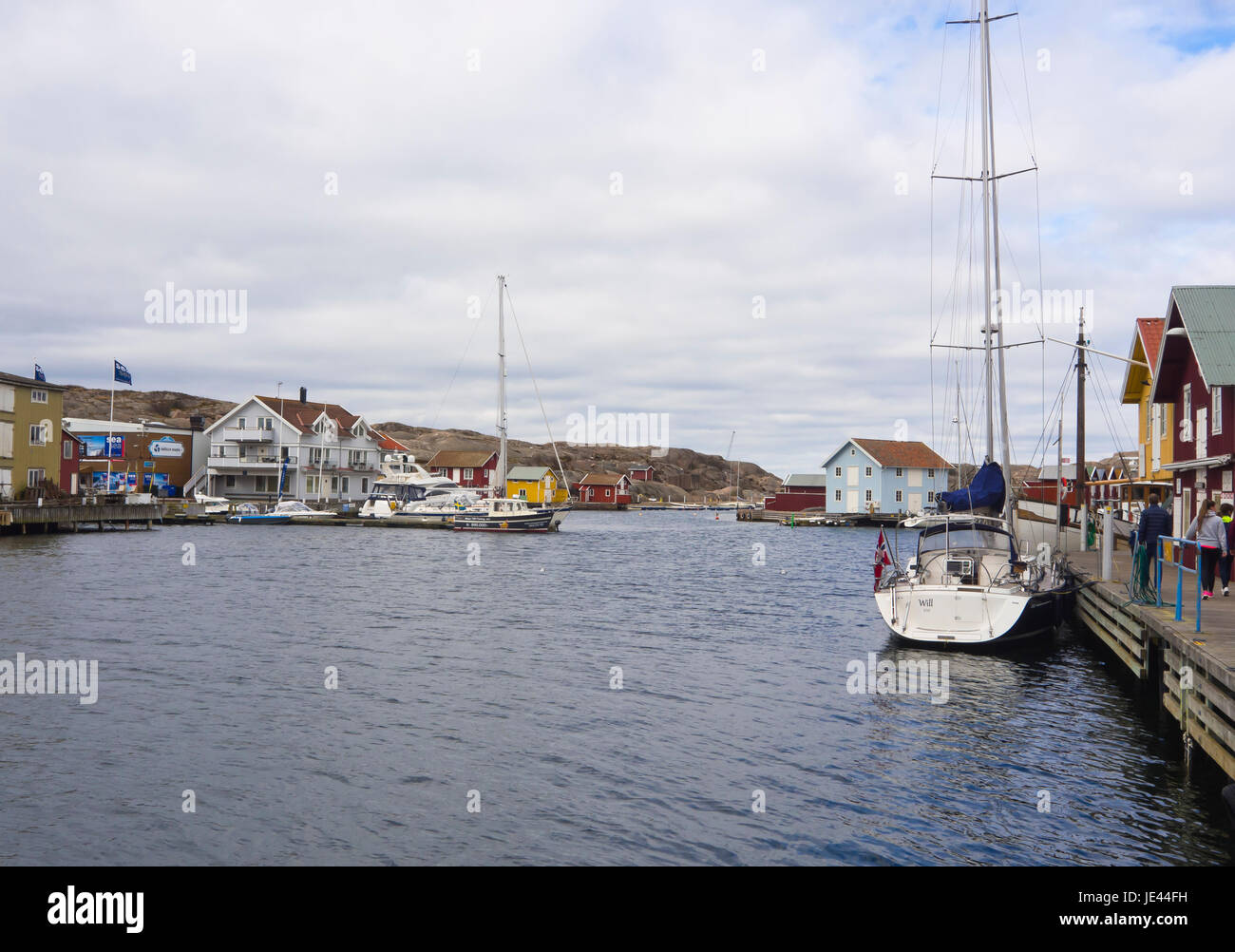 Das Dorf und die Insel Smögen an der West Küste von Schweden, der alten Fischerdorf, jetzt einer Urlaub Ziel, Hafen und Meer-Promenade Stockfoto
