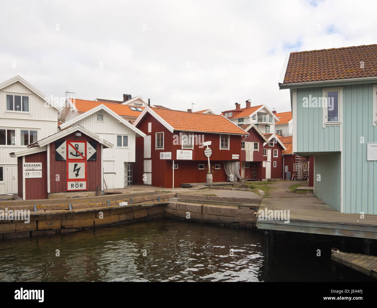 Das Dorf und die Insel Smögen an der Westküste von Schweden, von alten Fischerdorf, jetzt ein Urlaubsziel, umgebaut zum Teil Bootshäuser Hütten Stockfoto