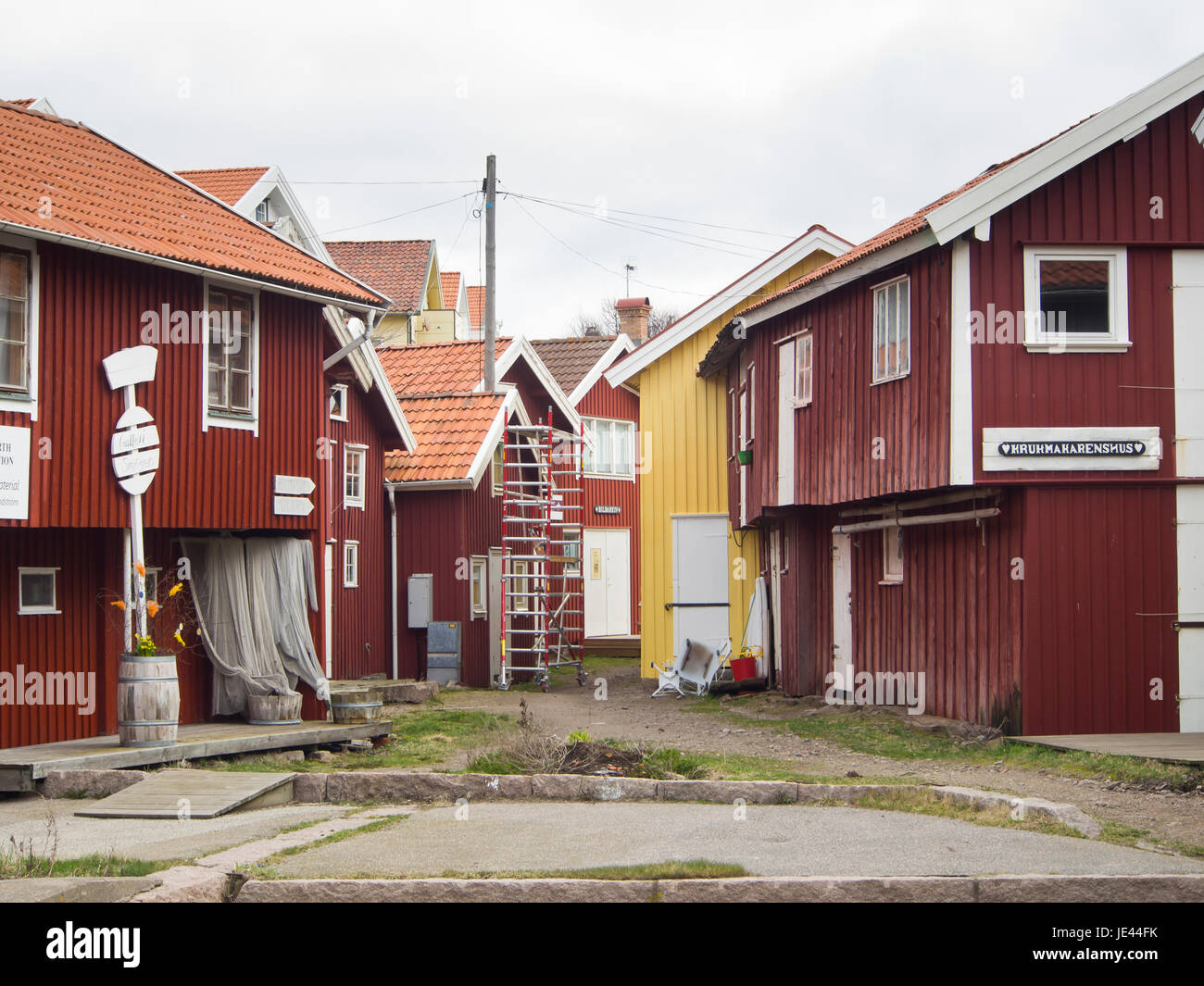 Das Dorf und die Insel Smögen an der Westküste von Schweden, von alten Fischerdorf, jetzt ein Urlaubsziel, umgebaut zum Teil Bootshäuser Hütten Stockfoto