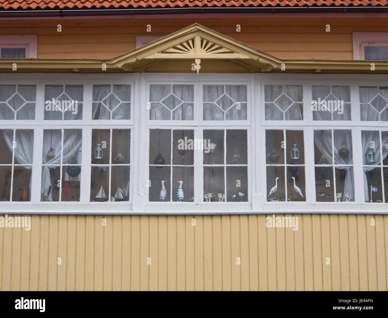 Das Dorf und die Insel Smögen an der Westküste von Schweden, von alten Fischerdorf, jetzt ein Urlaubsziel, Nahaufnahme von verglasten Balkon und Fenster Stockfoto