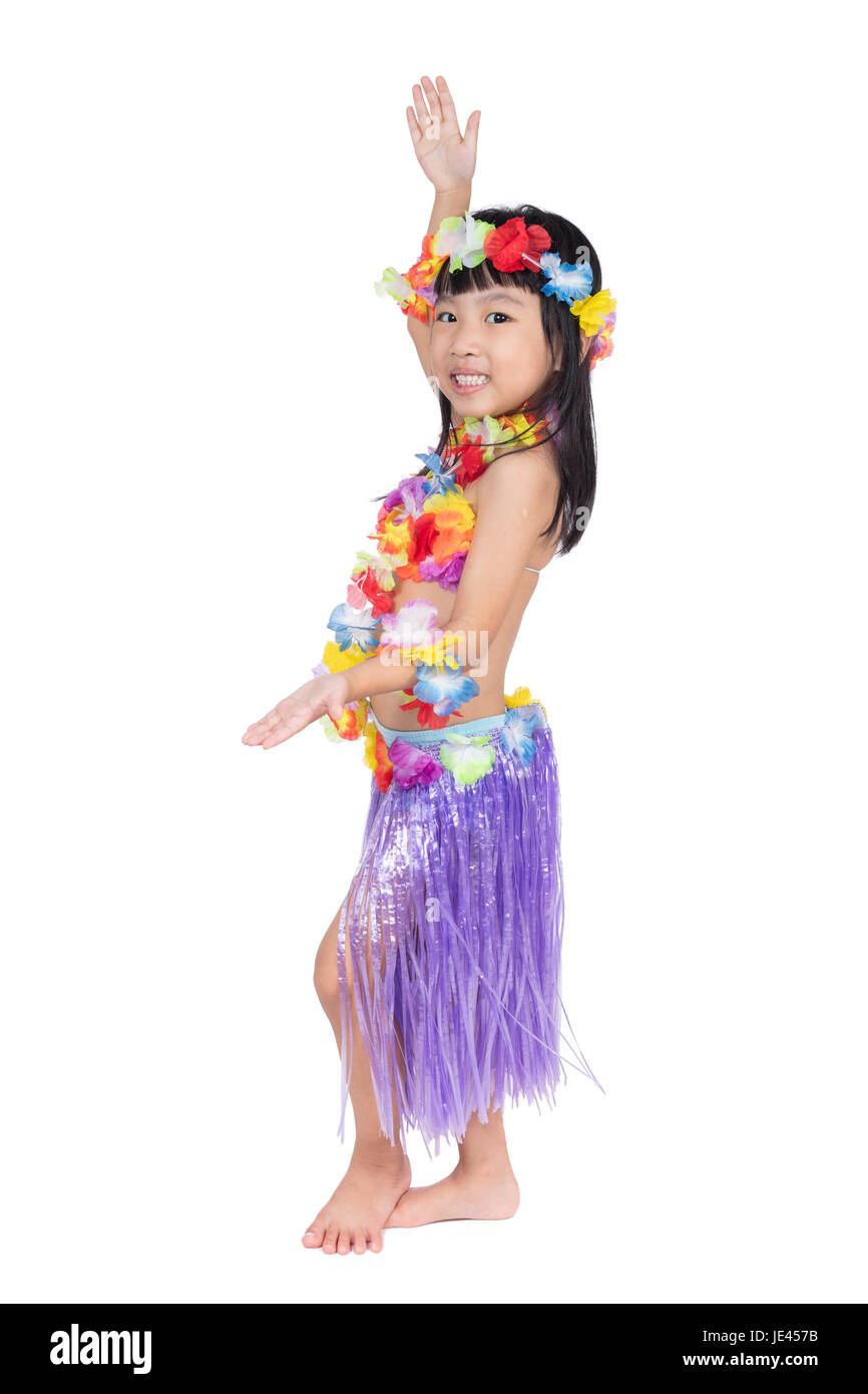 Chinesische kleine Asiatin in Hawaii Kostüm vorgibt, ein Hula-Tänzerin in  isolierten weißen Hintergrund Stockfotografie - Alamy