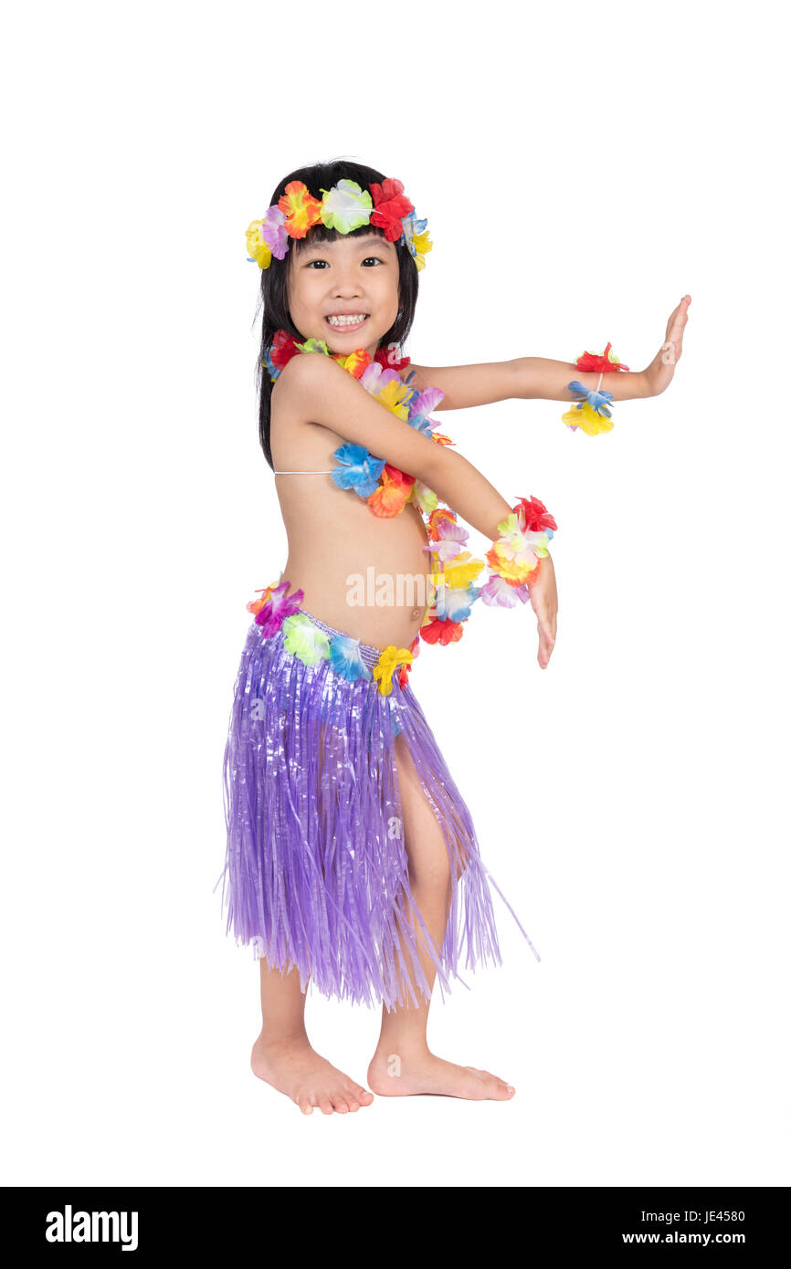 Chinesische kleine Asiatin in Hawaii Kostüm vorgibt, ein Hula-Tänzerin in  isolierten weißen Hintergrund Stockfotografie - Alamy