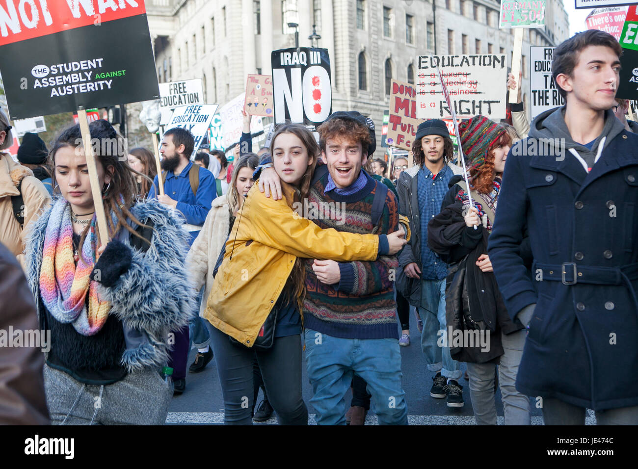 London, UK. 19. November 2016. Studenten protestieren gegen Gebühren und Schnitten und Schulden im Zentrum von London. Paar umarmen sich Stockfoto