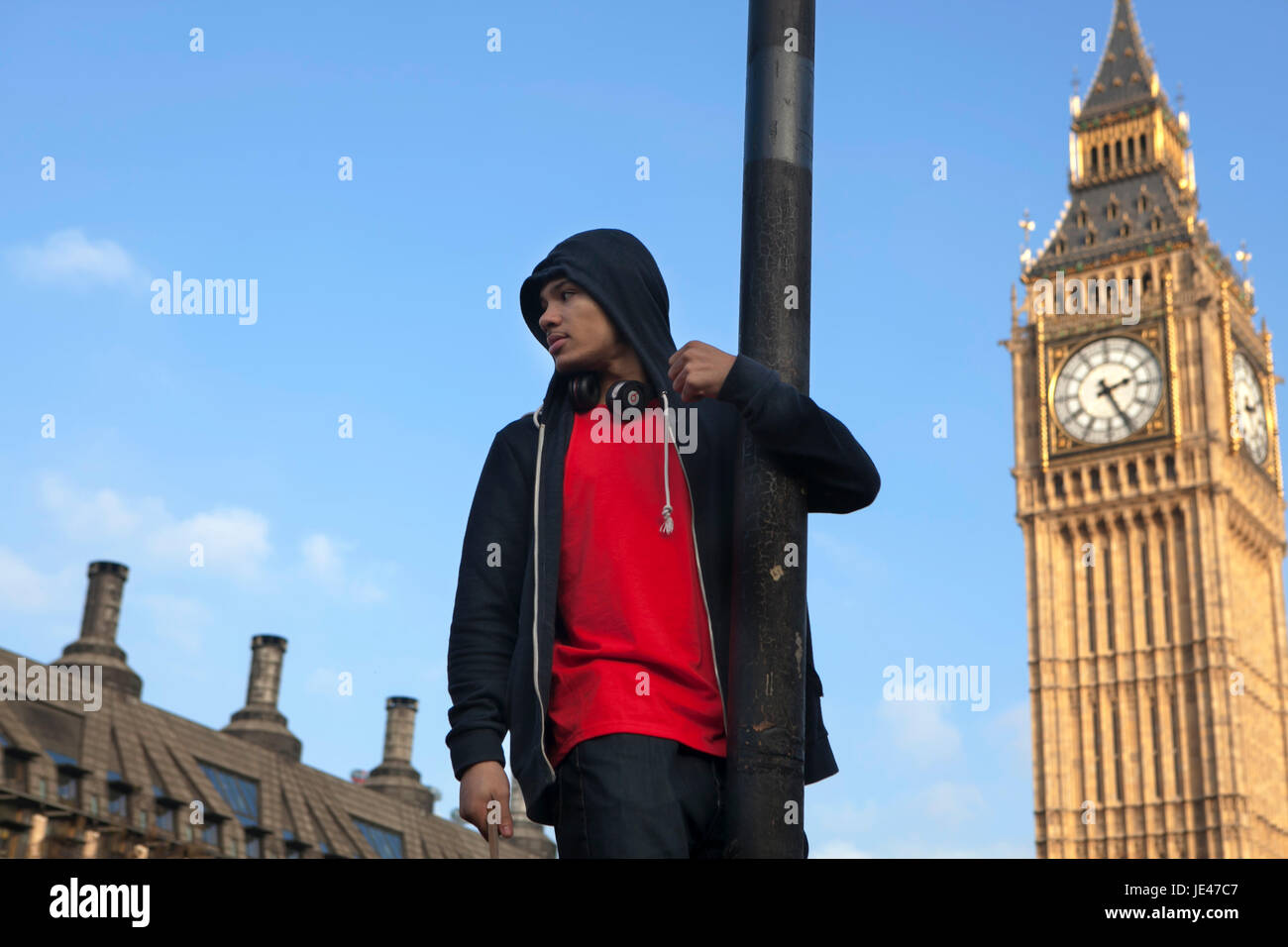 London, UK. 19. November 2016. Studenten protestieren gegen Gebühren und Schnitten und Schulden im Zentrum von London. Ein Mann im roten T-shirt auf Post auf dem Hintergrund der Big B Stockfoto