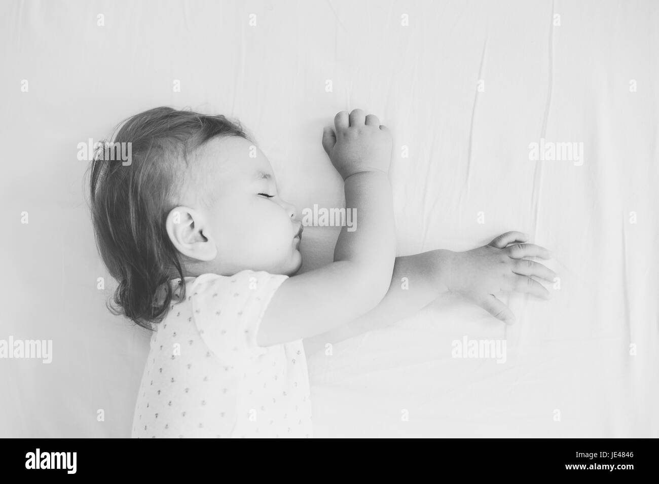 Einjähriges Baby Mädchen schläft. Stockfoto