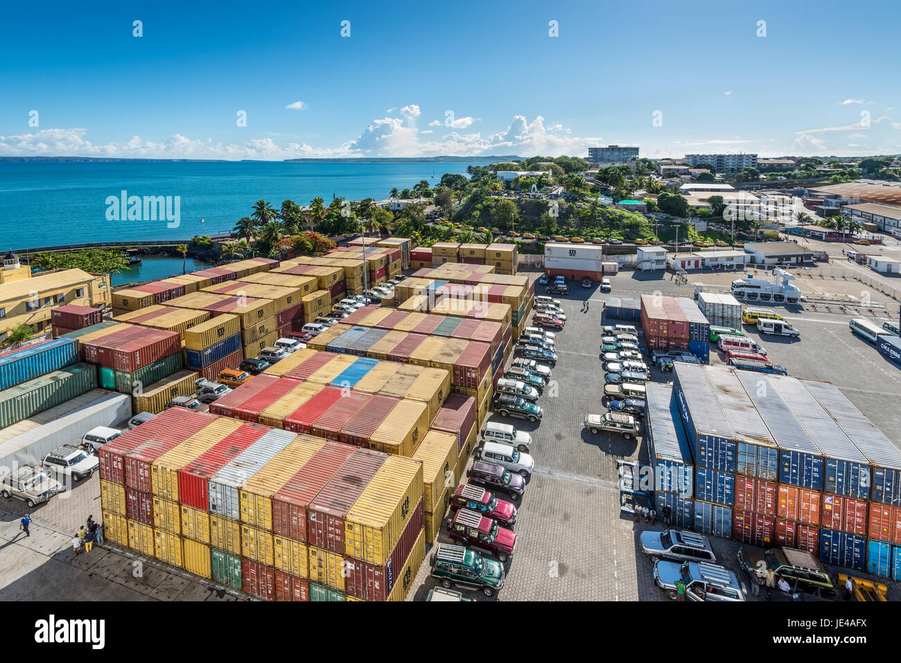 Antsiranana, Madagaskar - 20. Dezember 2015: Im Weitwinkel Container im Hafen von Antsiranana (Diego Suarez), nördlich von Madagaskar, Afrika. Stockfoto