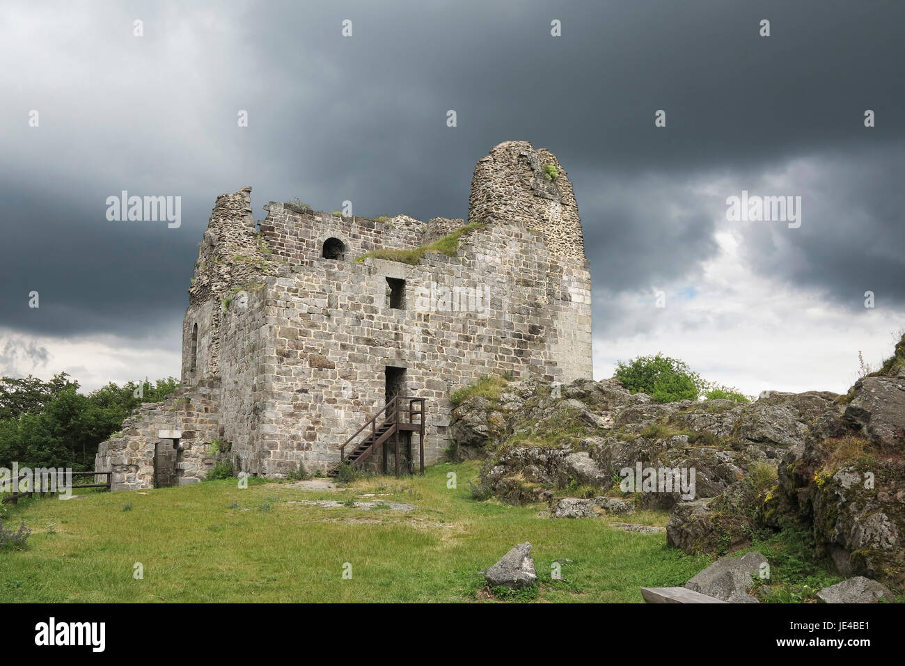 Primda Castle - die eine von den ältesten steinernen Burgen in Tschechien.  Die erste Erwähnung von Primda Burg stammt aus dem Jahre 1121.  Die Ruinen des Schlosses steht am südlichen Ende der felsigen Grat oberhalb des Dorfes Primda Tachov Region Primda. Primda gilt als die älteste erhaltene steinerne Burg in Böhmen und ist als nationales Denkmal geschützt. Die Burg wurde erhaltenen Ruinen der massive rechteckige romanische Wohnturm, Bruchstein erbaut. Auch gibt es Überreste von einem zylindrischen Turm aus dem späten 15. Jahrhundert.  Primda, Tschechische Republik. Stockfoto