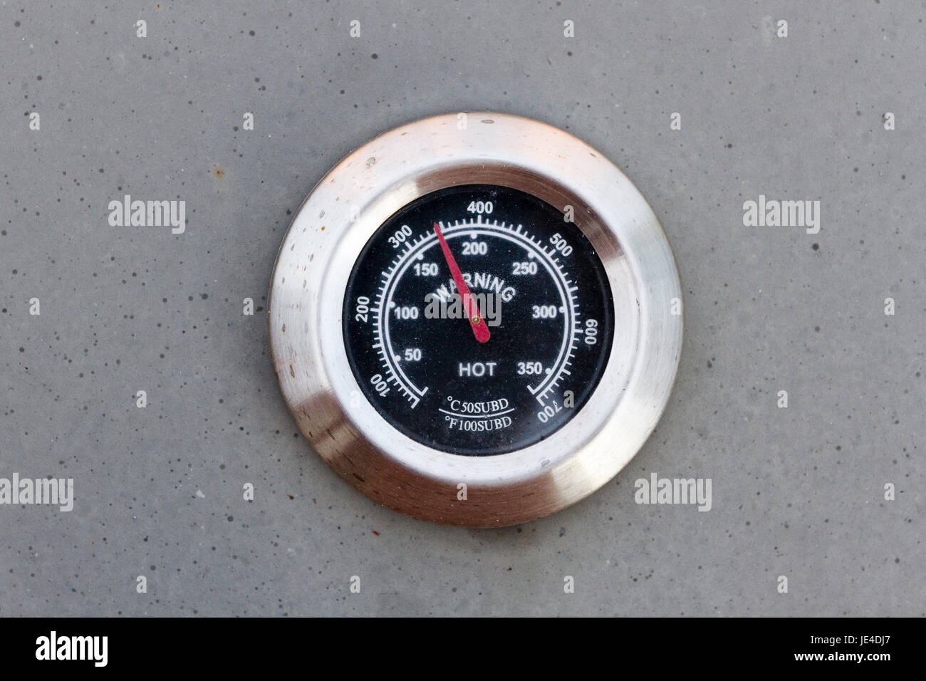 BBQ Thermometer benutzt, um korrekte Gartemperaturen messen Stockfoto