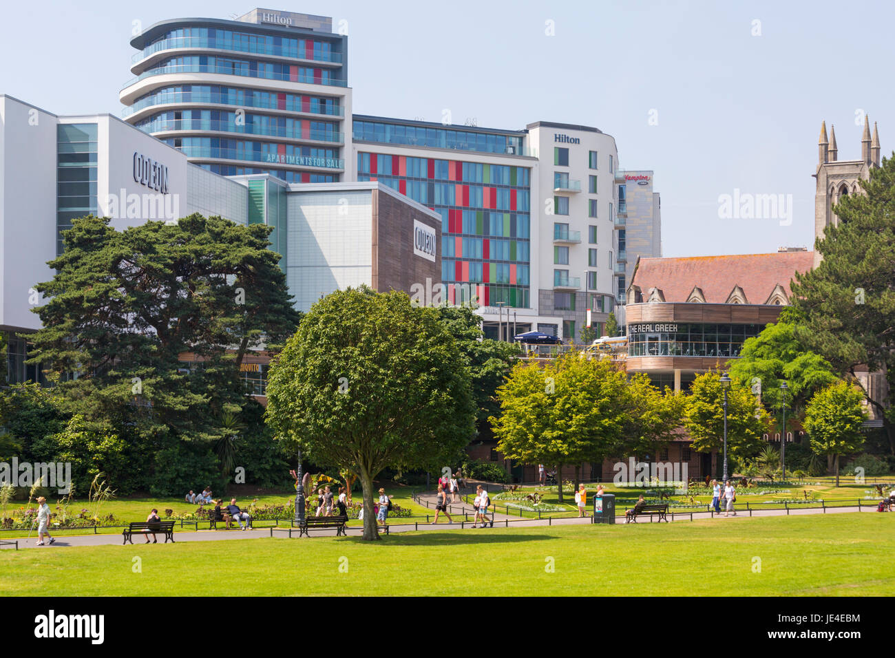 Bournemouth Lower Gardens mit Odeon-Kino und echter Grieche in der neuen BH2 Komplex mit dem Hilton-Hotel in der Ferne in Bournemouth im Juni Stockfoto