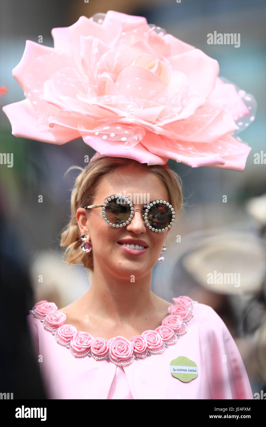 Rennenbesucher Ms Natalia Kapchuk bei Tag drei des Royal Ascot in Ascot Racecourse. Stockfoto