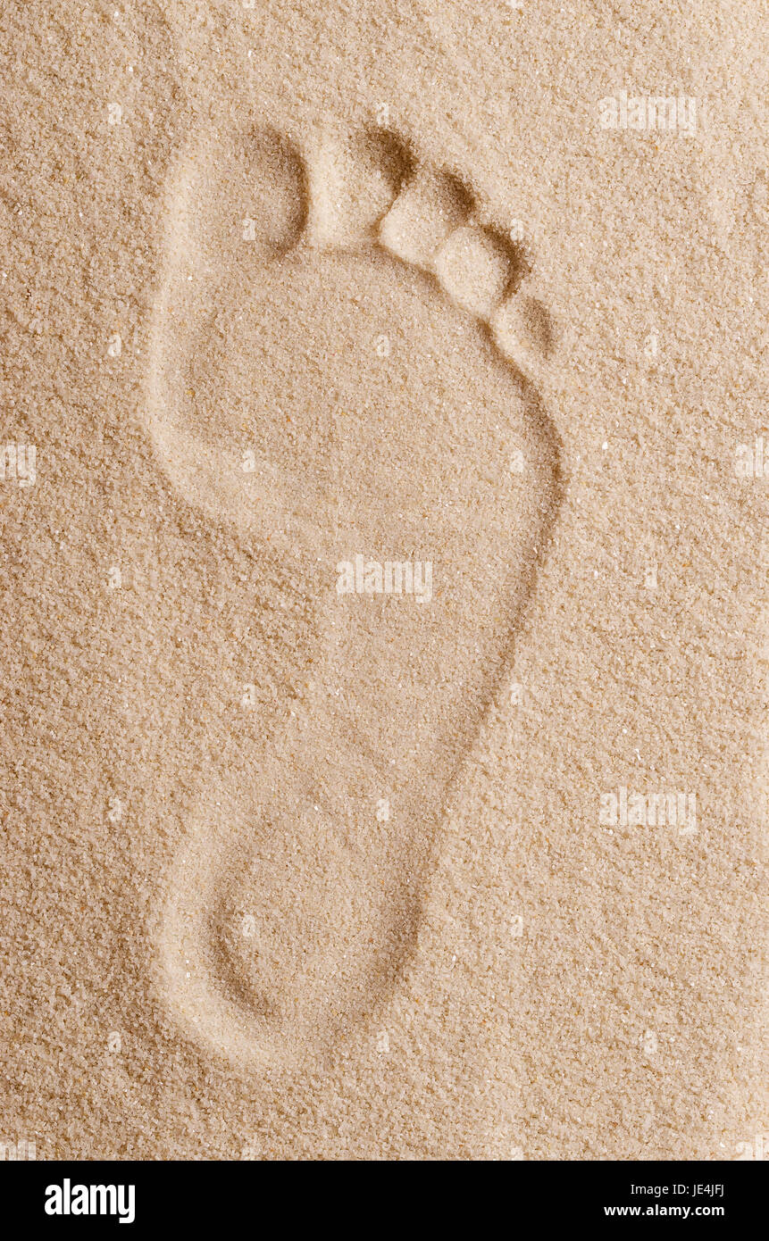 Fußabdruck im Sand. Rechten Fuß zweiten der eines Erwachsenen in Trinkwasserbehältern Sand trocken. Makrofoto Nahaufnahme von oben. Stockfoto