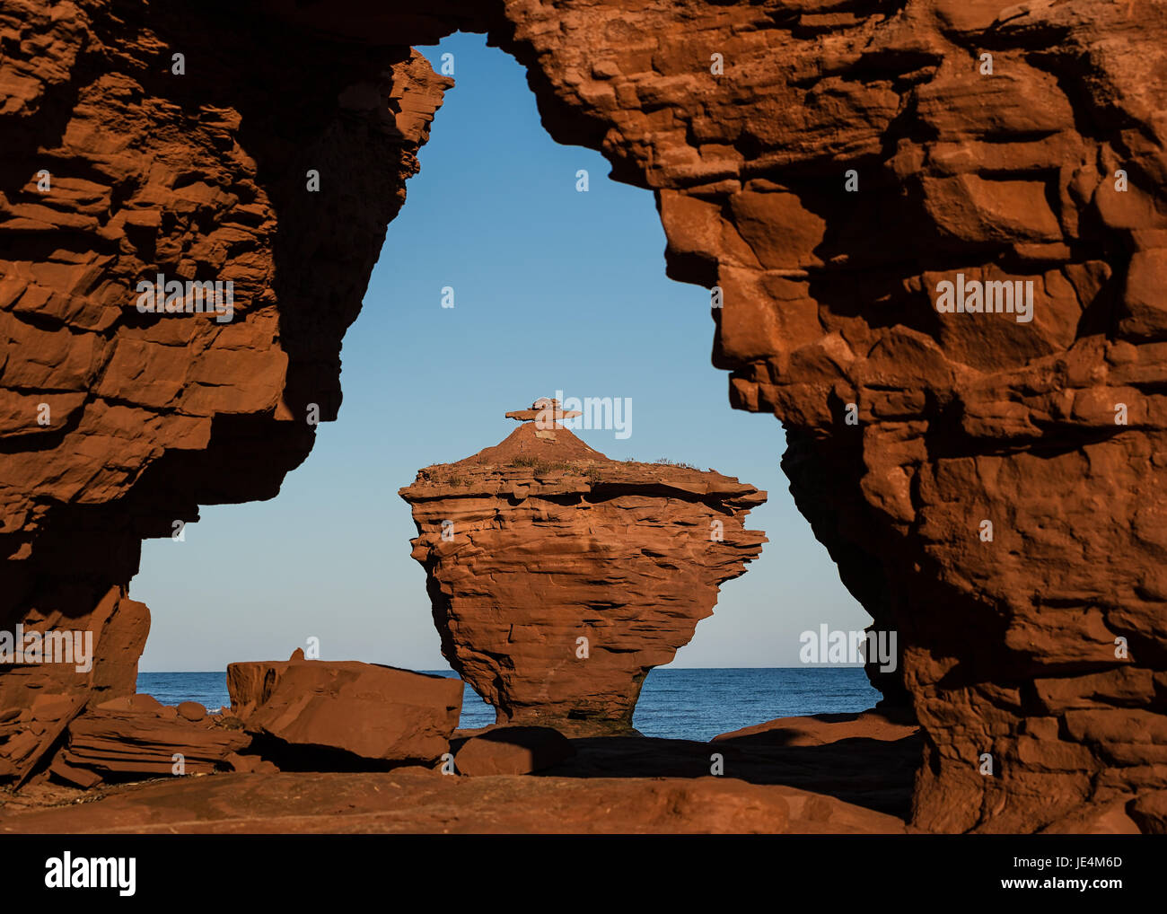 Felsformationen gebildet durch Erosion an der Nordküste von Prince Edward Island, Kanada. Stockfoto